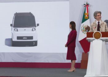 Presenta Sheinbaum prototipo del minivehículo Olinia
