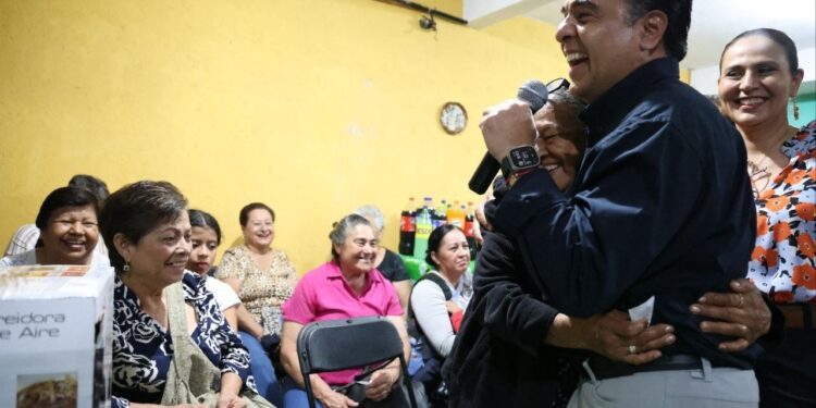 Convive Luis Nava con mamás de Reforma Agraria