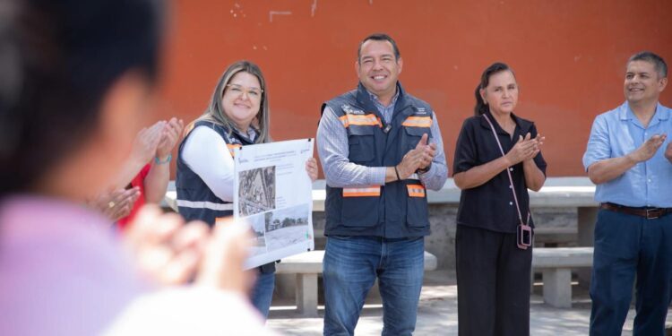 Modernizarán calles y redes hidráulicas en Santa Cruz Nieto: Roberto Cabrera
