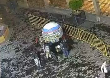 Detienen a dos mujeres por pintas en balón de exposición en Plaza de Armas