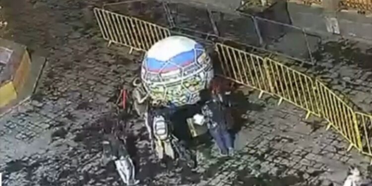 Detienen a dos mujeres por pintas en balón de exposición en Plaza de Armas