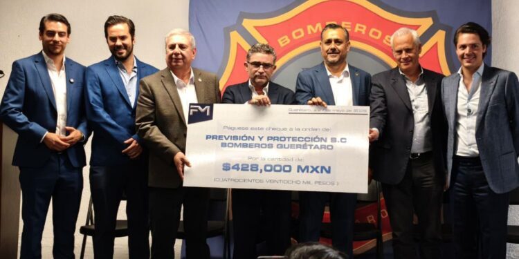 Fundación FM dona 25 mil dólares a Bomberos Querétaro