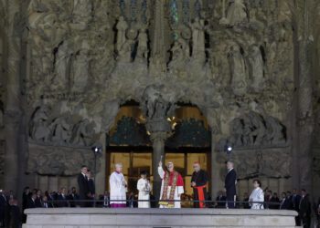 León XIV bendice la Sagrada Familia