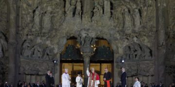 León XIV bendice la Sagrada Familia