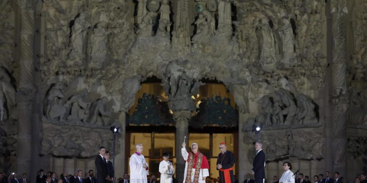 León XIV bendice la Sagrada Familia