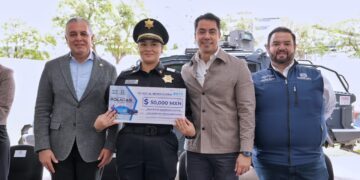 Entregan apoyo a policías capitalinos