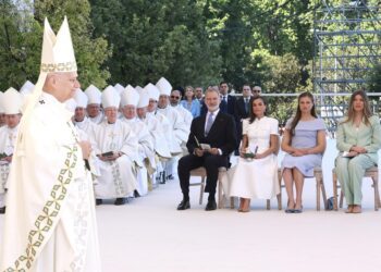 Una marea multicultural se congrega alrededor del Papa