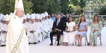 Una marea multicultural se congrega alrededor del Papa