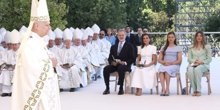 Una marea multicultural se congrega alrededor del Papa