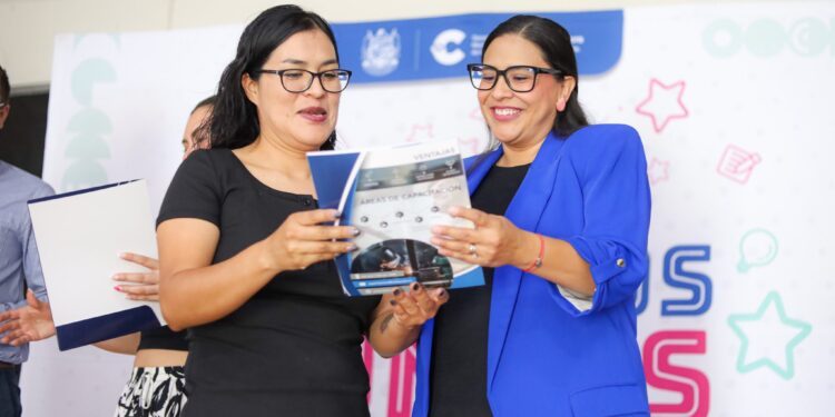 Entregan tarjetas de salud para mujeres y sus hijos menores de edad en Corregidora