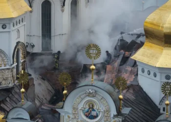 Ataque ruso en Kiev daña catedral ortodoxa y deja 11 muertos