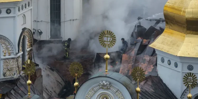 Ataque ruso en Kiev daña catedral ortodoxa y deja 11 muertos