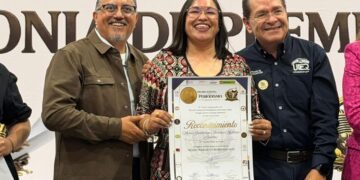 Entregan Premio de Periodismo dedicado a El Armero