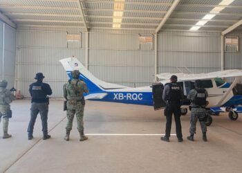 Aseguran aeronave con cargamento de cocaína y armamento en Mexicali, Baja California