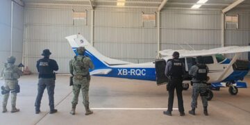 Aseguran aeronave con cargamento de cocaína y armamento en Mexicali, Baja California