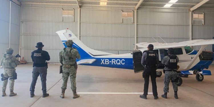 Aseguran aeronave con cargamento de cocaína y armamento en Mexicali, Baja California