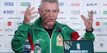 Javier Aguirre busca al sustituto de César Montes
