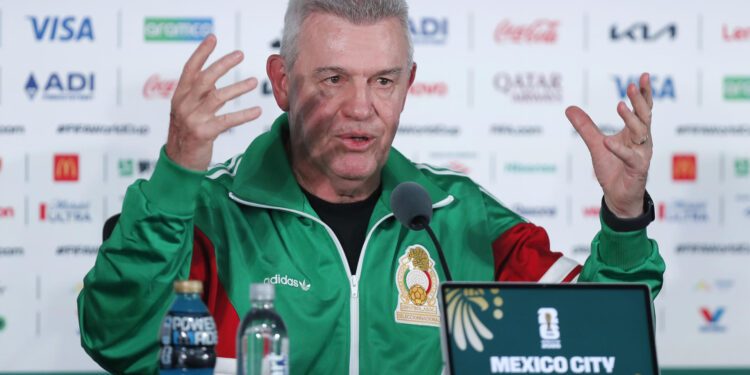 Javier Aguirre busca al sustituto de César Montes