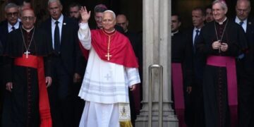 Habla Papa de feminicidios en una vigilia en Barcelona