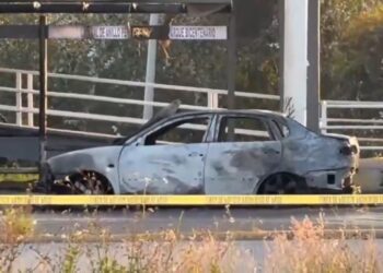 Incendian auto en Periférico Ecológico de Puebla; hallan dos cuerpos dentro