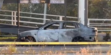 Incendian auto en Periférico Ecológico de Puebla; hallan dos cuerpos dentro