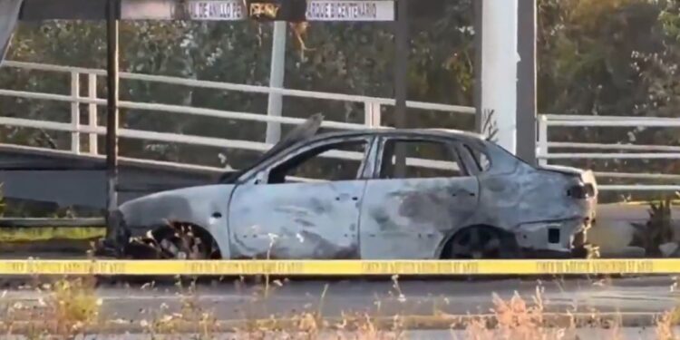 Incendian auto en Periférico Ecológico de Puebla; hallan dos cuerpos dentro