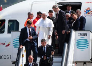 Problema técnico en el avión retrasa la salida del papa León XIV de España