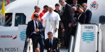 Problema técnico en el avión retrasa la salida del papa León XIV de España