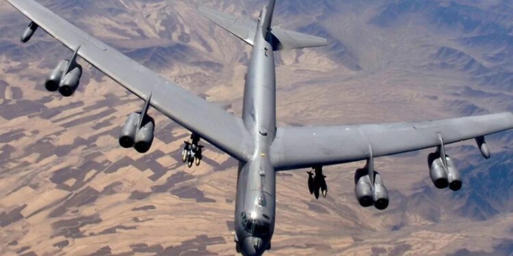 Se estrella un bombardero estadounidense B-52 en California