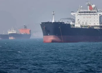 Barcos con petróleo empezaron a zarpar de Ormuz, dice Trump