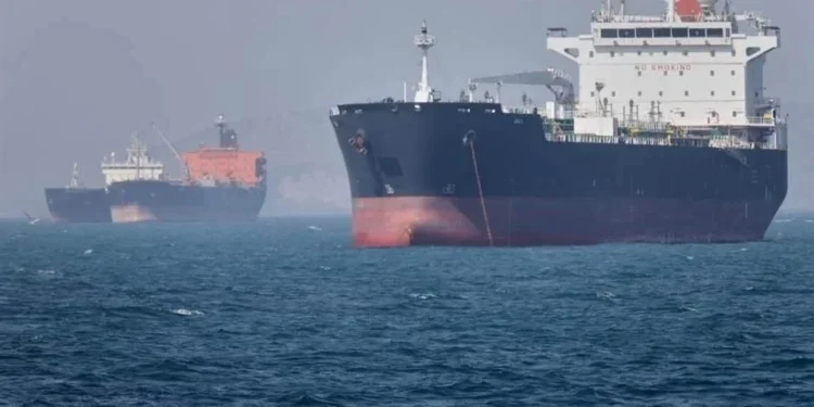 Barcos con petróleo empezaron a zarpar de Ormuz, dice Trump