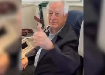 Exhiben a Bartlett en primera clase rumbo a España