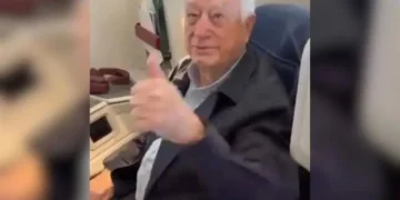 Exhiben a Bartlett en primera clase rumbo a España