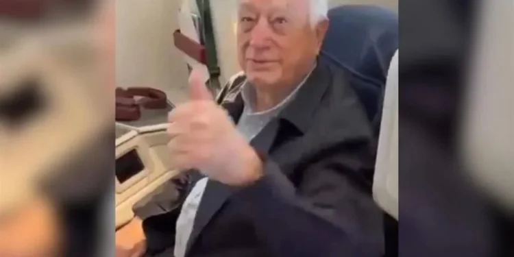 Exhiben a Bartlett en primera clase rumbo a España