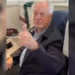 Exhiben a Bartlett en primera clase rumbo a España