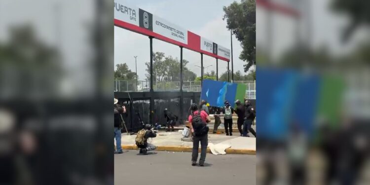 Bloque Negro intenta irrumpir en el Estadio CDMX; se enfrenta con policías