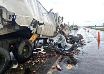 Choca camión y derrama 3 mil litros de químicos en Zacatecas