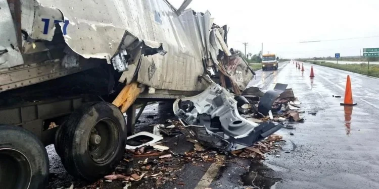 Choca camión y derrama 3 mil litros de químicos en Zacatecas