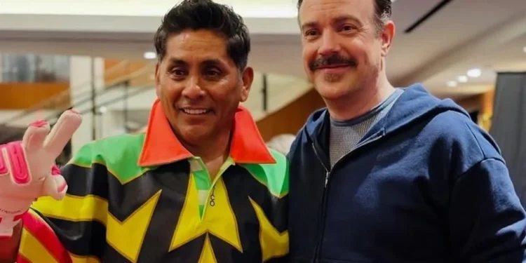 Unen fuerzas Jorge Campos y Ted Lasso en comerciales