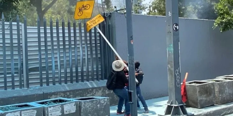 Vandaliza CNTE exterior de la SEP