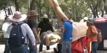 Maestros de la CNTE vandalizan figuras alusivas del Mundial 2026