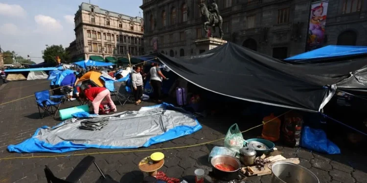 Por plantón, cierran al menos 10 museos del Centro