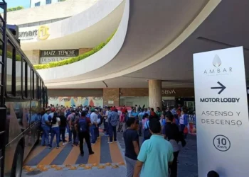 Toma CNTE plazas, vías y planta de Pemex