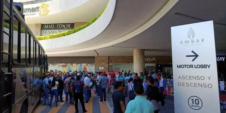 Toma CNTE plazas, vías y planta de Pemex