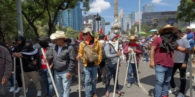 Marcha CNTE al Zócalo; llama a crear frente común