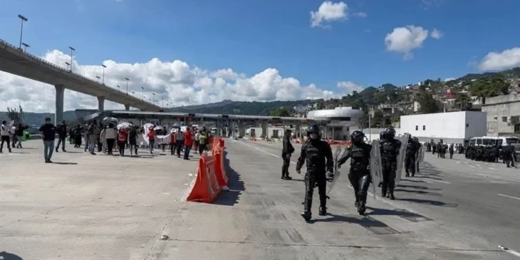 Toma CNTE caseta de la México-Cuernavaca