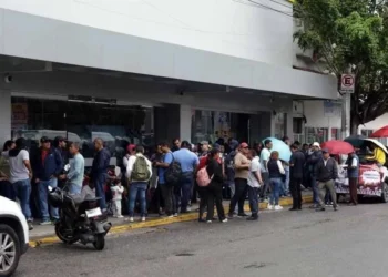 Bloquea CNTE aeropuertos, bancos y plantas de Pemex