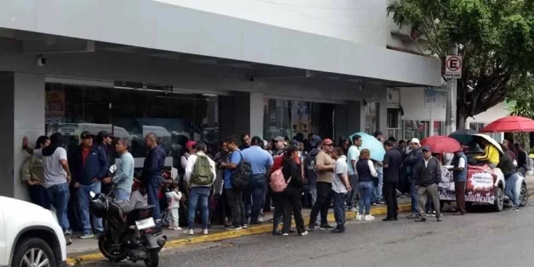 Bloquea CNTE aeropuertos, bancos y plantas de Pemex