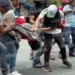 Lanzan proyectiles contra maestros, uno queda herido