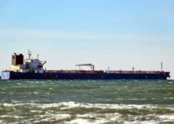 Se desploma crudo 3% mientras continua tráfico por Ormuz